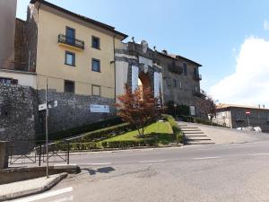 an old building on the side of a road at Palazzo RICCA GUARDUCCI 2 in Montefiascone