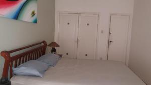 1 Schlafzimmer mit einem Bett mit einer Lampe und 2 Schränken in der Unterkunft Paradise Room in Rio de Janeiro
