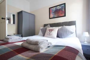 Un pat sau paturi într-o cameră la Handbridge House