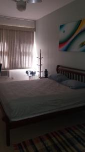 ein Schlafzimmer mit einem großen Bett und einem Fenster in der Unterkunft Paradise Room in Rio de Janeiro