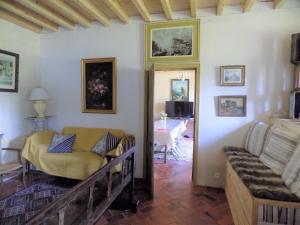 ein Wohnzimmer mit einem Sofa und einem Tisch in der Unterkunft Gîte des Demoiselles in Beauval