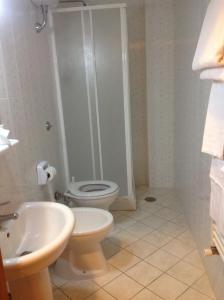 een badkamer met een toilet en een wastafel bij Monte Degli Ulivi Country House in Mercato San Severino