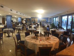 A restaurant or other place to eat at Blu Hotel - Sure Hotel Collection by Best Western