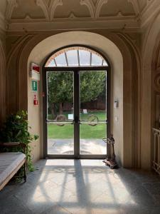 un accès à un bâtiment avec une porte ouverte dans l'établissement Castello La Rocchetta, à Sandigliano