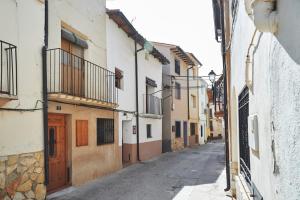 un callejón vacío con edificios en una ciudad en La Troya, en Castellote