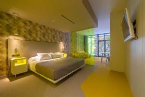 מיטה או מיטות בחדר ב-Hotel Macià Sevilla Kubb