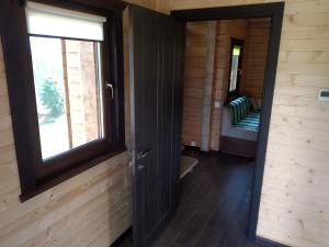 ein leeres Zimmer mit einer Tür und einem Fenster in der Unterkunft Пагорб Їжака / Hedgehog Hill in Jablunyzja