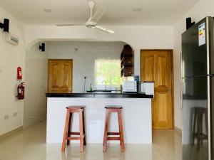 Oceanic View Apartments的厨房或小厨房