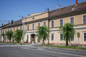 un gran edificio con palmeras frente a una calle en Körmend lakás, en Körmend