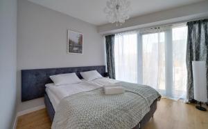 Giường trong phòng chung tại Apartamenty EverySky - Wilcza 3F-1