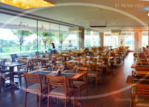 a dining room filled with tables and chairs at Apartamento em Resort - Park in Salinópolis