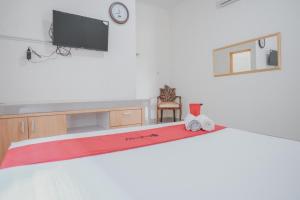 RedDoorz Syariah near Pahoman Stadium Lampung客房内的一张或多张床位