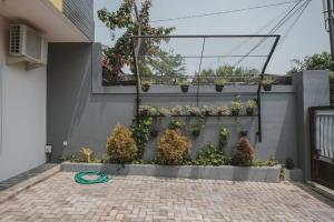 班达楠榜RedDoorz Syariah near Pahoman Stadium Lampung的植物群落的建筑物边的花园 更多13张照片
