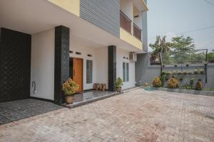 班达楠榜RedDoorz Syariah near Pahoman Stadium Lampung的砖车道房屋的庭院