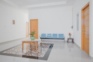 RedDoorz Syariah near Pahoman Stadium Lampung的休息区