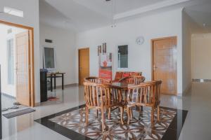 班达楠榜RedDoorz Syariah near Pahoman Stadium Lampung的有桌子和椅子的餐厅