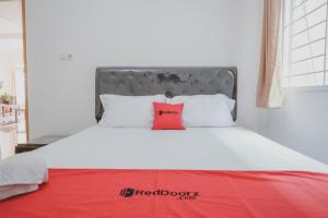 RedDoorz Syariah near Pahoman Stadium Lampung客房内的一张或多张床位