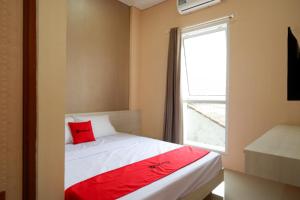 Tempat tidur dalam kamar di RedDoorz near RSUD Margono Purwokerto 3