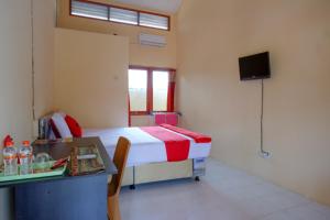 Televízia a/alebo spoločenská miestnosť v ubytovaní RedDoorz Syariah near Alun Alun Purwokerto