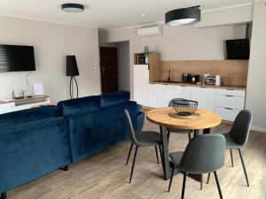 Kuchyňa alebo kuchynka v ubytovaní Apartamenty Leśna 1