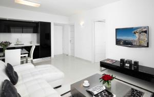 TV a/nebo společenská místnost v ubytování Island Luxurious Suites Hotel and Spa