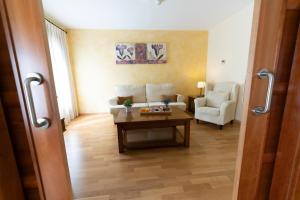 a living room with a couch and a table at Hotel Comendador in Carranque