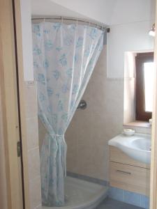 Koupelna v ubytování Dammuso Levante in c/da Tracino a Pantelleria