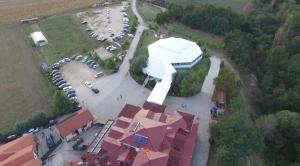 una vista aérea de un aparcamiento con un grupo de coches en Etno Selo Timcevski Complex, en Kumanovo