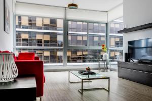 巴拿馬城的住宿－Delightful Apartment City Center - PH Quartier Atlapa，客厅配有红色沙发和电视