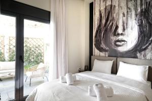um quarto com uma cama com um quadro na parede em Muses Residence em Atenas