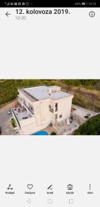 Bazén v ubytování Luxury apartment Prestige Villa Bellevue nebo v jeho okolí
