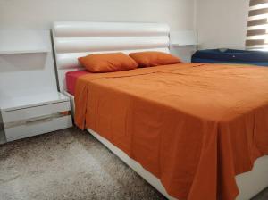 Llit o llits en una habitació de Oba Suites Apartmani