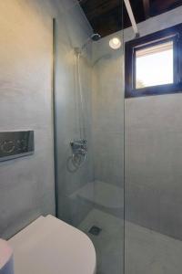Koupelna v ubytování Ελιά Studio in Ktima Gerostathi