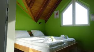 Postel nebo postele na pokoji v ubytování Apartmani Bojeresku Negotin + 37 fotografií
