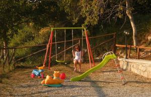 Zona de joacă pentru copii de la Azienda Agrituristica La Casetta del Pollino