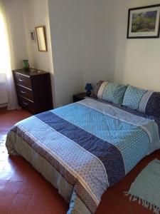 um quarto com 2 camas e uma cómoda em Gite les Glycines em Llupia