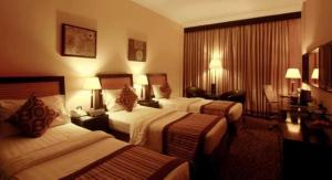 Habitación de hotel con 2 camas y 2 lámparas en Dorus Hotel en Dubái