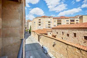 vistas a la calle desde un edificio con edificios en VUT San Francisco 3, en Salamanca