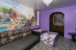 een paarse kamer met een bed en een schilderij aan de muur bij VIP Apartmens Faraon On Illinskaya 1 floor in Sumy