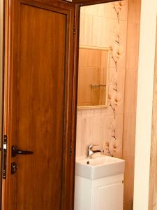 La salle de bains est pourvue de toilettes, d'un lavabo et d'un miroir. dans l'établissement Our House In The Town, à Veliko Tarnovo