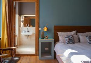 a bedroom with a bed and a mirror at Linnen in Berlin