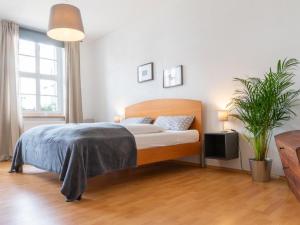 1 dormitorio con 1 cama y una maceta en Altstadtbleibe en Naumburg (Saale)