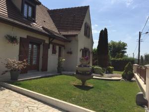 une maison avec une cour avec une plante dans l'établissement CHEZ MARIA ET JOSE, à Coucy-le-Château-Auffrique