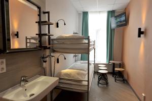 ein Badezimmer mit einem Etagenbett und einem Waschbecken in der Unterkunft Budget Hotel Tourist Inn in Amsterdam