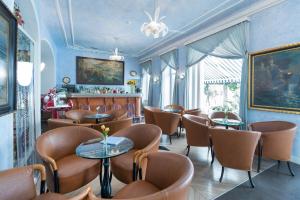 um restaurante com cadeiras e mesas num quarto em Hotel Lido Seegarten em Lugano