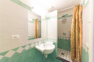 ein Badezimmer mit Waschbecken und Spiegel in der Unterkunft A Casa di Mario in Ischia + 36 Fotos