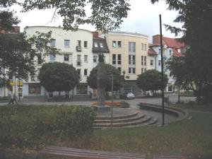 vista su una strada con un edificio di 5A Hotel Services a Koszalin