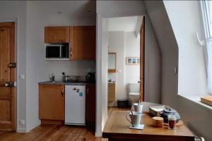 une cuisine avec un réfrigérateur blanc et une table dans l'établissement Studio "Brume d'opale" au 2ème étage, à 200M de la plage, à Cayeux-sur-Mer