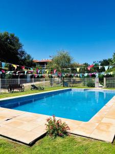 una piscina en el césped con un banco y una valla en Chambre de la tour - Quinta da Prelada Simão, en Celorico de Basto