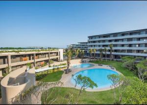 Bazén v ubytování Pebble Beach Sibaya Apartment 238 nebo v jeho okolí